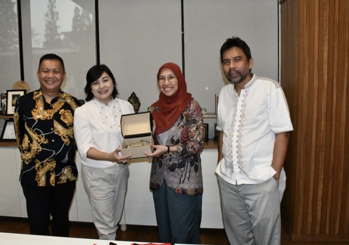 Bandung, West Java, Indonesia. 22nd Aug, 2024. Indonesians see ... Pengganti Antar Waktu, Nina Fitriana dan Sendi Lukmanulhakim Dilantik Menjadi Anggota DPRD Kota Bandung